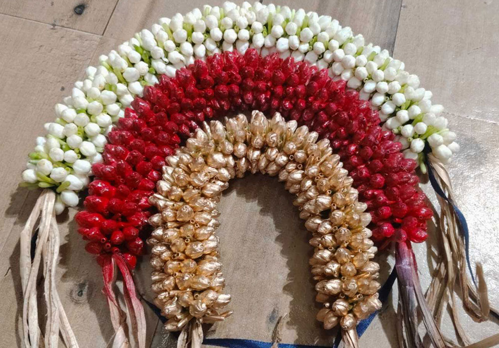 Traditional Bridal Muhurtham Flower Veni Set – 3 Pieces (White, Red & Gold)